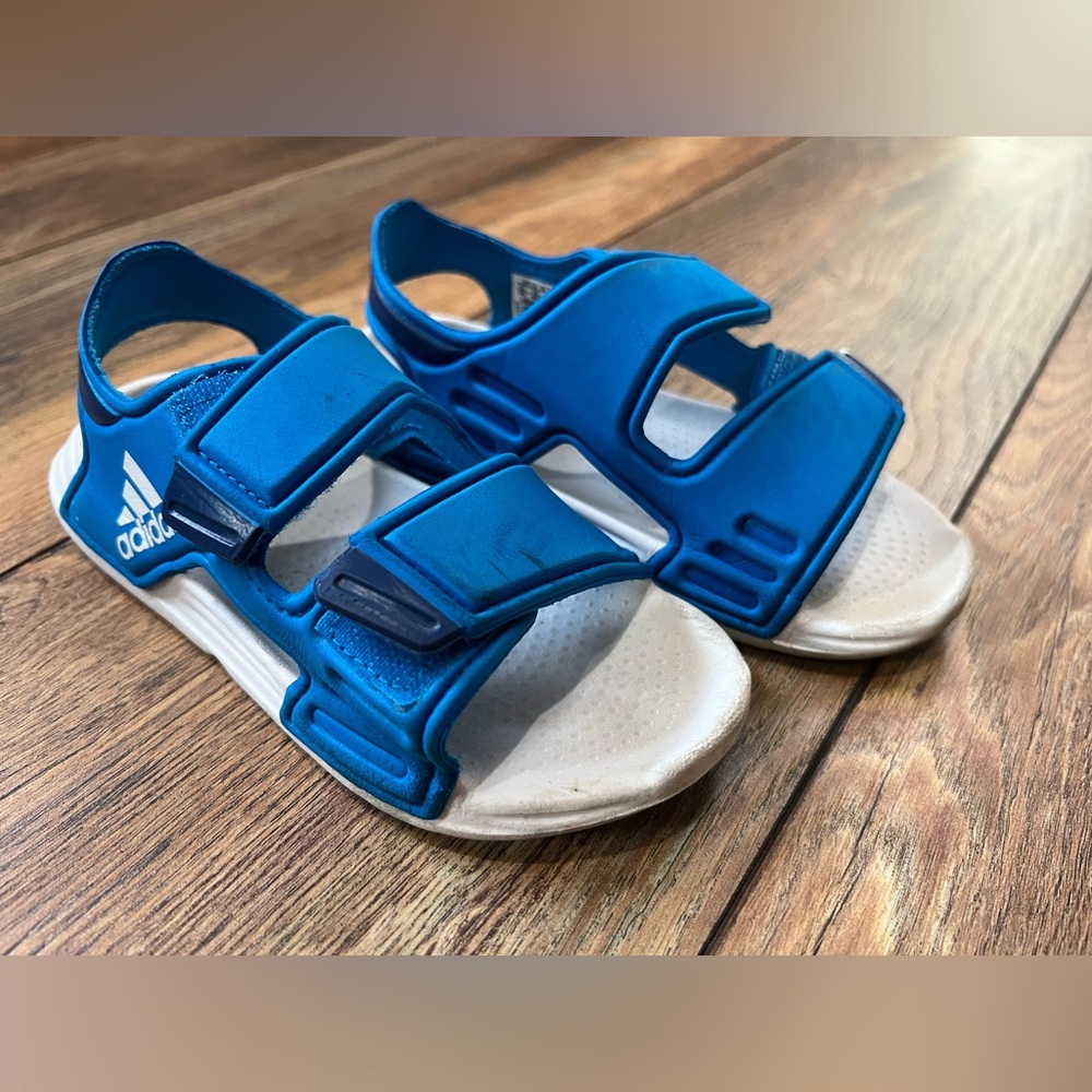 Adidas Altaswim toddler sz 9 sandals